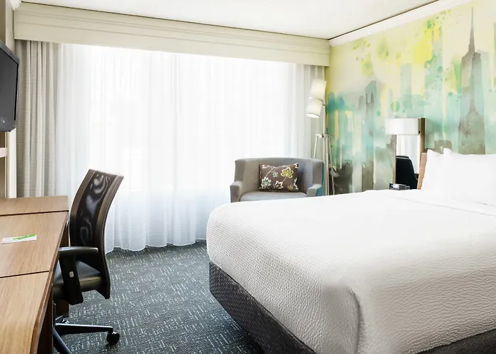 Courtyard By Marriott Downtown/magnificent Mile Hotel 3*