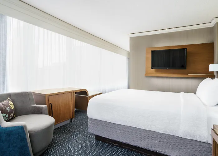 Courtyard By Marriott Downtown/magnificent Mile Hotel 3*
