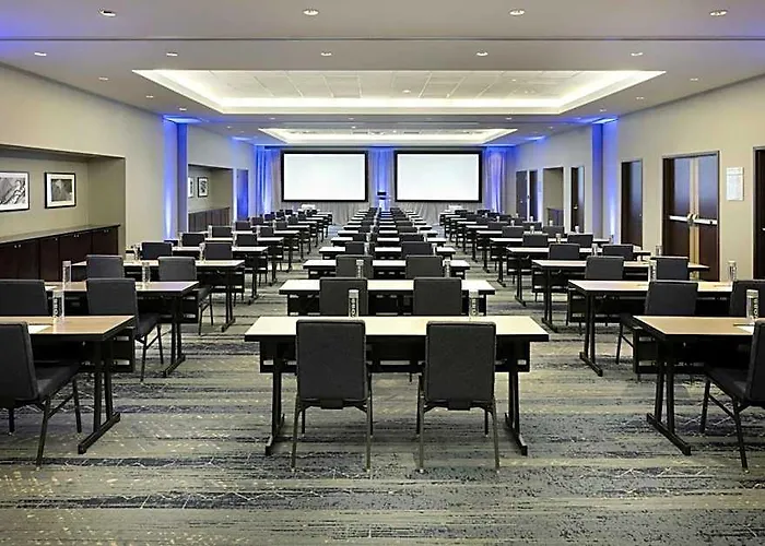 Courtyard By Marriott Downtown/magnificent Mile Hotel 3*