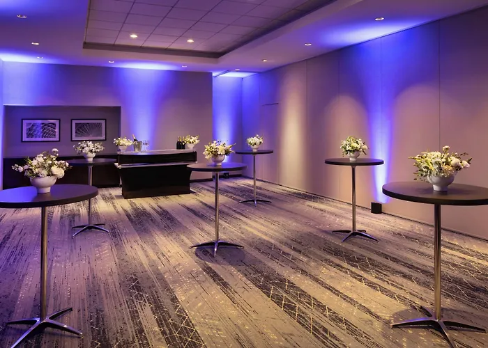 Courtyard By Marriott Downtown/magnificent Mile Hotel